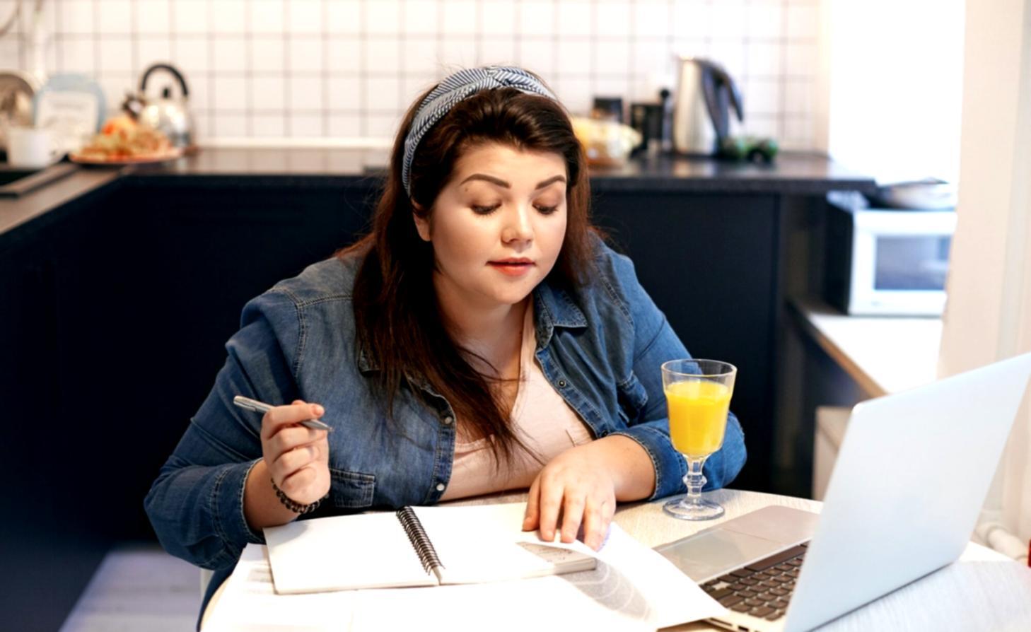 Analyse de données financières sur plusieurs écrans